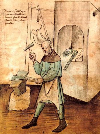 Mittelalterliche Darstellung eines Schmiedes bei der Arbeit.