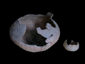 Eisenzeitliche Urne mit Beigabengefäß